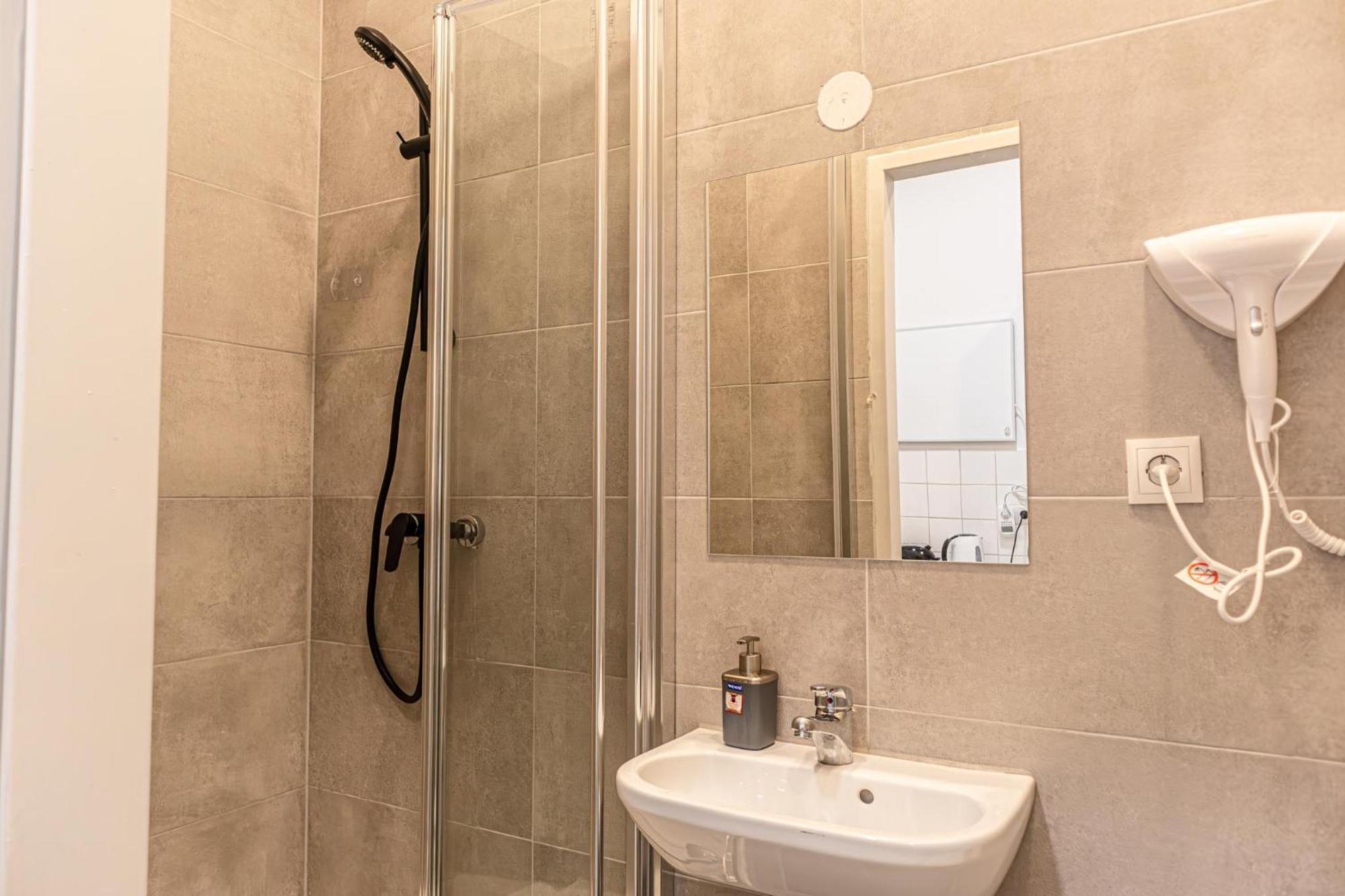 Apartment Welcoming 1br Apt- Near U6 Station Am Schoepfwerk Vienna